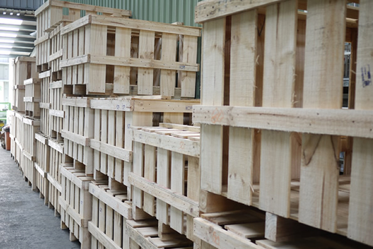 Wooden crate and pallet for shipping